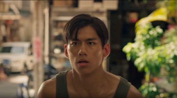 Ein erschrocken blickender junger Mann.