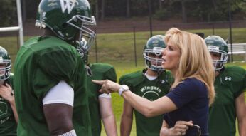 Leigh Anne (Sandra Bullock) hält Michael (Quinton Aaron) beim Football-Training eine Standpauke