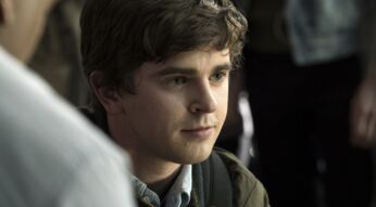 Ein junger Mann, der zuversichtlich ausschaut