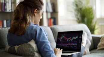 Junge Frau arbeitet am MacBook.