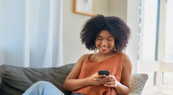 Frau schaut auf ihr Android-Smartphone.