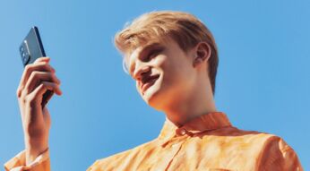 Mann hält das Galaxy A53 5G in der Hand.