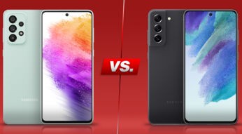 Zwei Samsung-Smartphones nebeneinander von vorne und hinten vor rotem Hintergrund