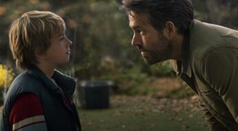 Ein Junge und ein Mann im Wald