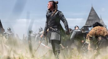Szene aus "The Last Kingdom" mit Uhtred (Alexander Dreymon) im Vordergrund
