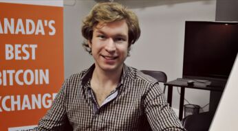 Ein junger Mann preist Kryptogeld an