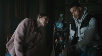 Eine Frau und ein Mann bereiten die Kamera für eine Dokumentation vor im Film Paranormal Activity 7: Next of Kin