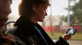 Frau surft am iPhone SE (2022)