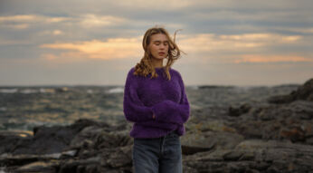 Sängerin Paula Jivén steht in einer felsigen Landschaft