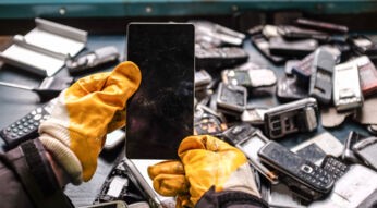 Eine Person beim Smartphone-Recycling