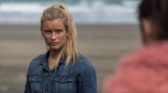 Zwei Mädchen am Strand in The WIlds