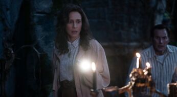 Ein Paar, ein paar Kerzen in einem dunklen Raum