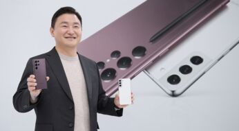 Samsung-Präsident Roh Tae-moon zeigt lächelnd Galaxy S22 und Galaxy S22 Ultra