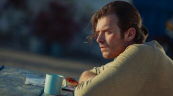 Ein Mann trinkt Kaffee