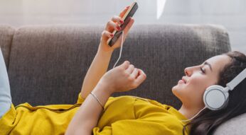 Junge Frau mit Kopfhörer und Handy