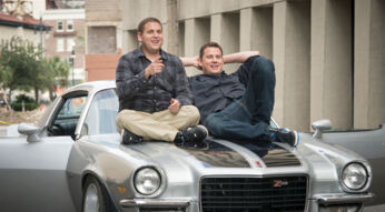 Schmidt (Jonah Hill, l.); Jenko (Channing Tatum, r.) sitzen auf einem Auto im Film 22 Jump Street