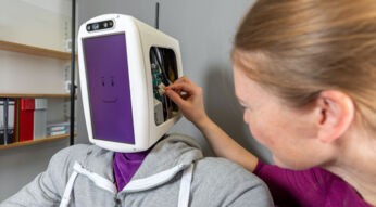 Katherine J. Kuchenbecker mit dem Roboter HuggieBot