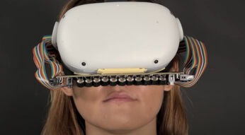 Eine Frau mit VR-Brille und Sensoren für Mund