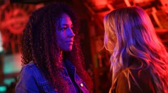 Zwei Frauen im Zwiegespräch