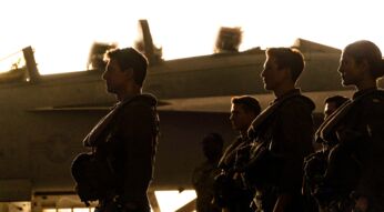 Piloten vor einer Kampfmaschine