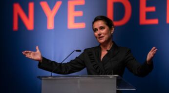 Borgen: Eine Frau am Rednerpult
