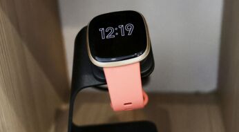 Die Fitbit Versa 3 ausgestellt