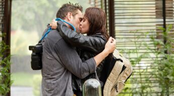 Simon und Camila küssen sich in Staffel 1 von "Herzschlag".