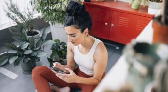 Frau hält ein Smartphone in der Hand.
