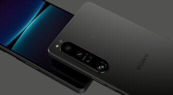 Smartphone Sony Xperia 1 IV von vorne und hinten vor grauem Hintergrund