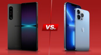Smartphones Xperia 1 IV und iPhone 13 Pro Max von vorne und hinten nebeneinander vor rotem Hintergrund