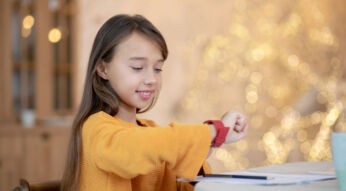 mädchen nutzt eine smartwatch