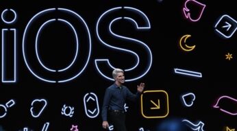 Craig Federighi kommt bei der WWDC 2021 lächelnd auf die Bühne