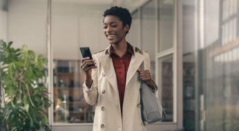 Eine Frau schaut auf ihr Smartphone