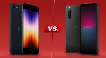 iPhone SE und Xperia 10 IV von vorne und hinten vor rotem Hintergrund