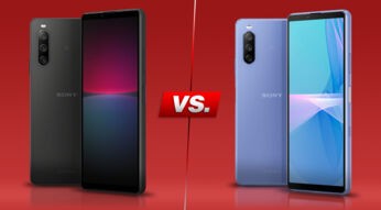 Smartphones Xperia 10 IV und Xperia 10 III von beiden Seiten vor rotem Hintergrund