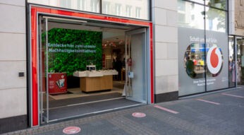 Frontscheibe eines klimaneutralen Shops von Vodafone