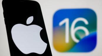 Apple iPhone neben dem Logo von iOS 16