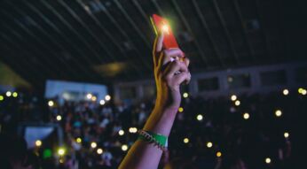 Smartphone mit Taschenlampe bei Konzert