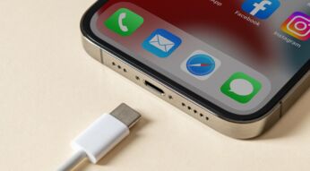 iPhone auf hellem Untergrund mit USB-C-Kabel
