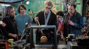 Lucky (Celeste O’Connor), Trevor (Finn Wolfhard), Lars Pinfield (James Acaster), Podcast (Logan Kim) und Ray (Dan Aykroyd) in Columbia Pictures’ "Ghostbusters: Frozen Empire".