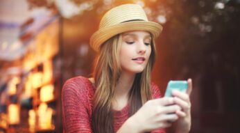 Mädchen mit Smartphone