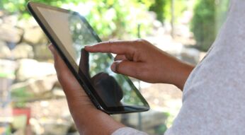Frau hält ein Tablet in der Hand