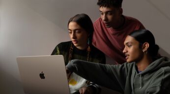 Freunde tippen auf dem MacBook Air M2