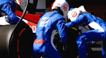 Ein F1-Auto befindet sich im Boxenstopp in F1 22