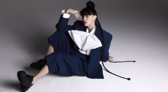 Noga Erez posiert sitzend