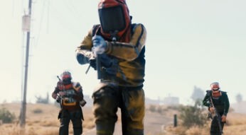 Drei Spielende in Rust laufen bewaffnet auf der Straße