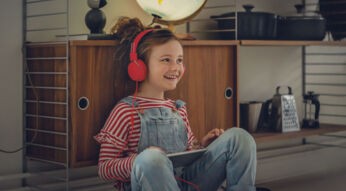 Ein Kind nutzt eine Lern-App am Smartphone