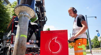 Ein Techniker beim Ausbau in Freiburg