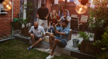 Eine Gruppe schaut gemeinsam Fußball im Garten