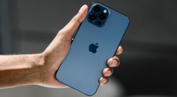 Ein Mann hält das iPhone 13 Pro in seinen Händen